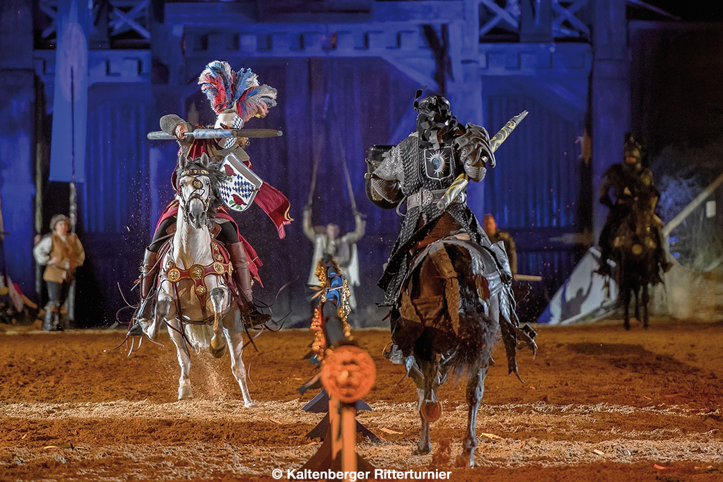 Fotografie – Zwei als Ritter kostumierte Stuntmen beim Schaukampf zu Pferde auf Schloss Kaltenberg anläßlich des Ritterturniers.