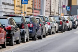 Autos parken am Straßenrand, Symbol für Parkraum, Mobilität, Gebühren