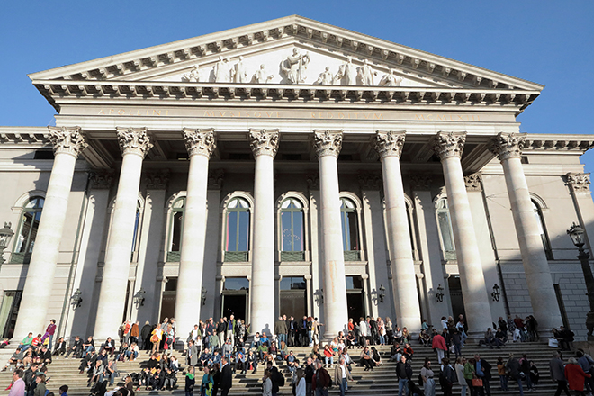 Bayerische Staatsoper, TT_09_24_Bay_Staats_NT_FreitrappeMitPublikum_2018_c_W_Hösl_LP_660x440